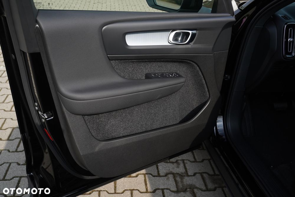 Volvo XC 40 B3 Plus Dark - 11
