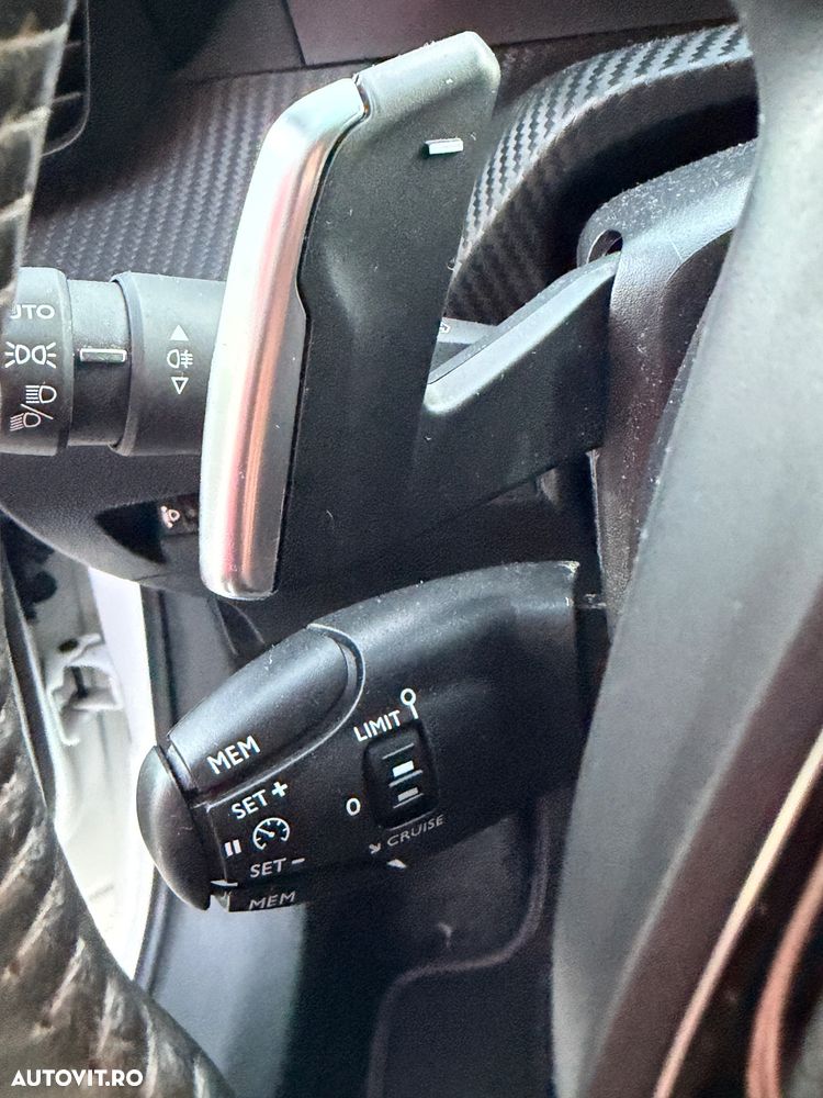 Peugeot 208 1.2 L PureTech STT EAT8 GT Pack - 19