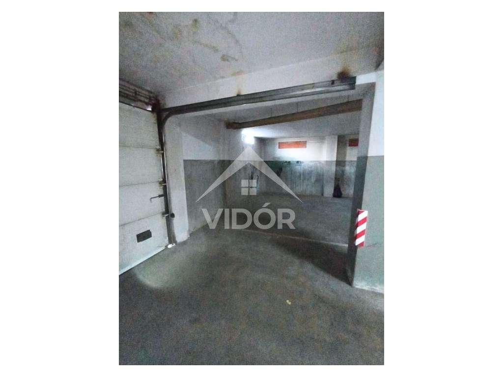 Lugar de Garagem Rua de Diu nos Montes Burgos - Grande imagem: 3/4