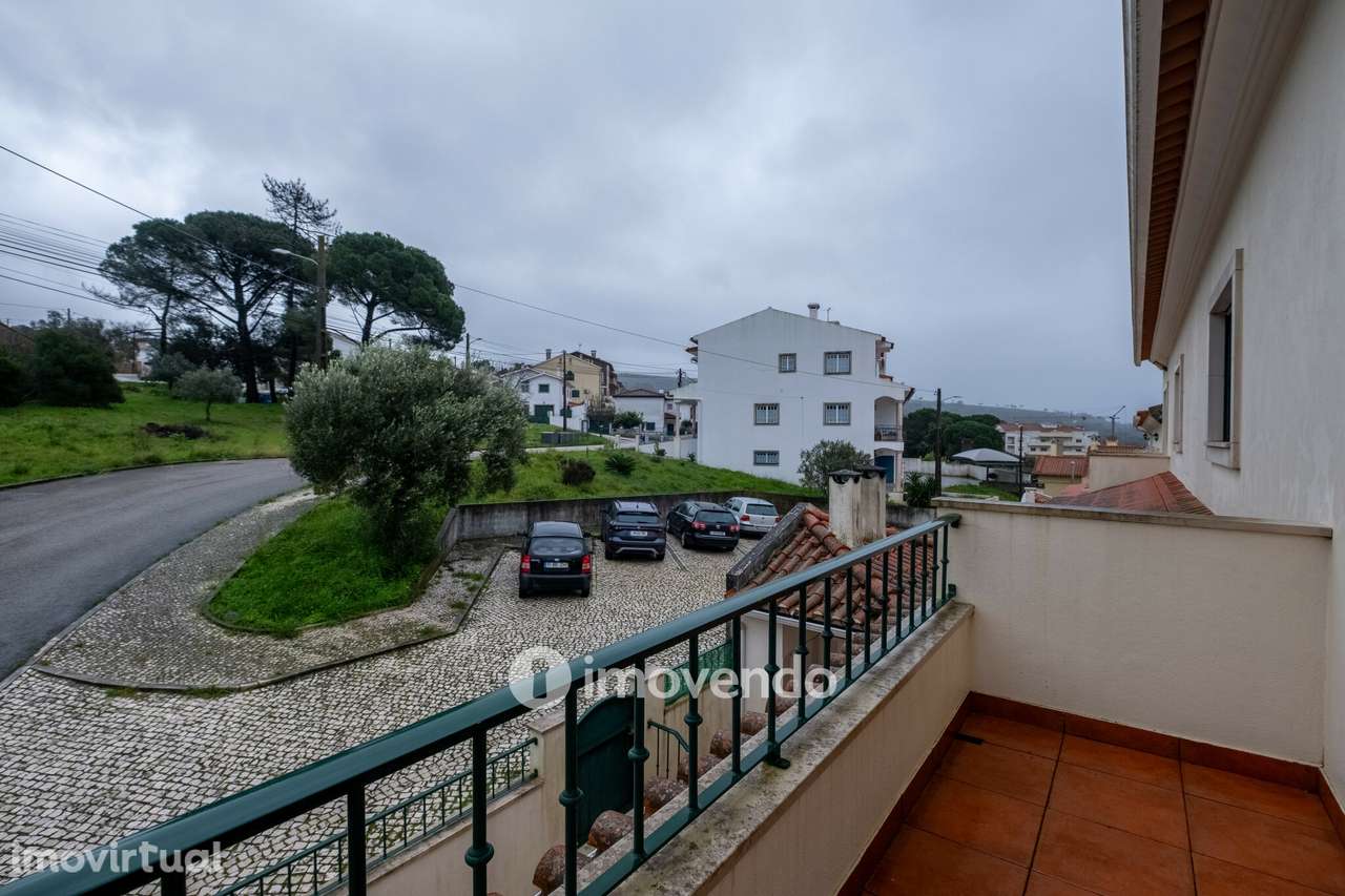 Moradia geminada T3, com áreas amplas e garagem, em Minde, Santarém - Grande imagem: 4/41