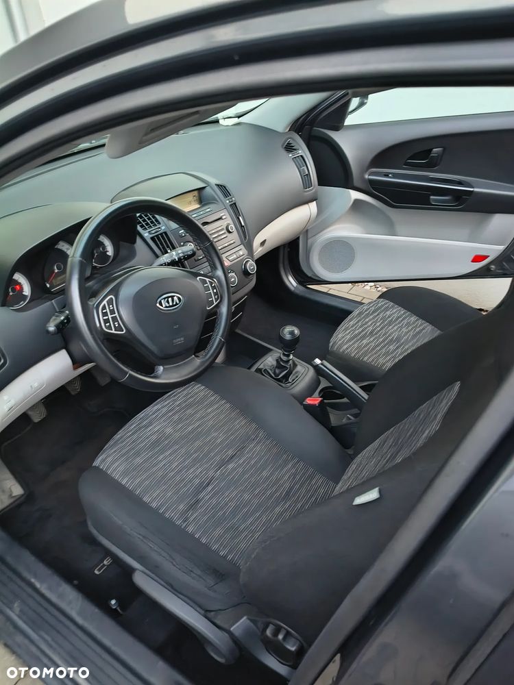 Kia Ceed - 11