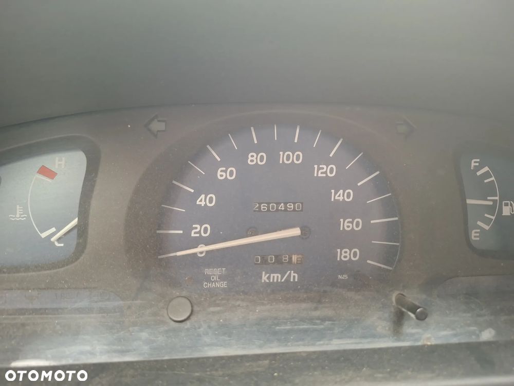 Toyota Hilux 4WD DLX - 1