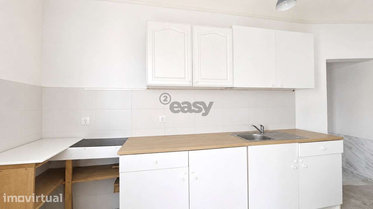 Moradia T1 com pátio para remodelação - Grande imagem: 4/15
