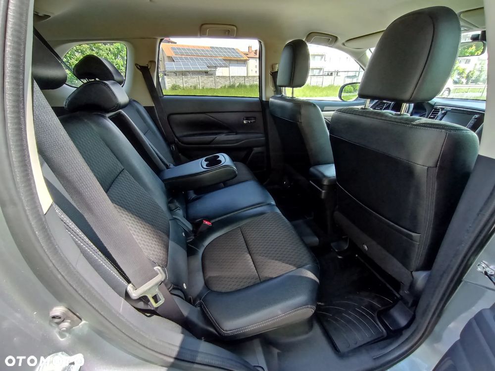 Mitsubishi Outlander 2.0 4WD Top - 25