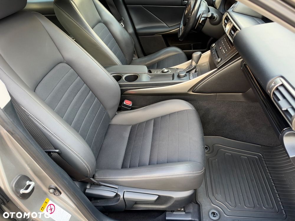 Lexus IS 200t Elite - 11