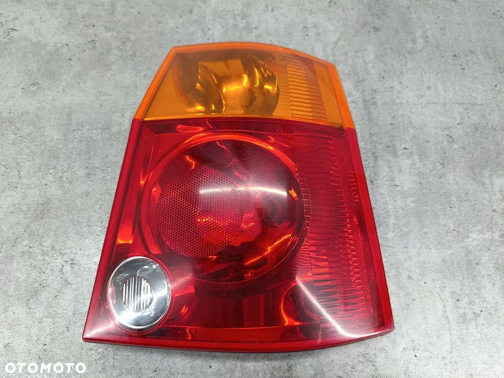 LAMPA TYLNA PRAWA CHRYSLER PACIFICA I - 1