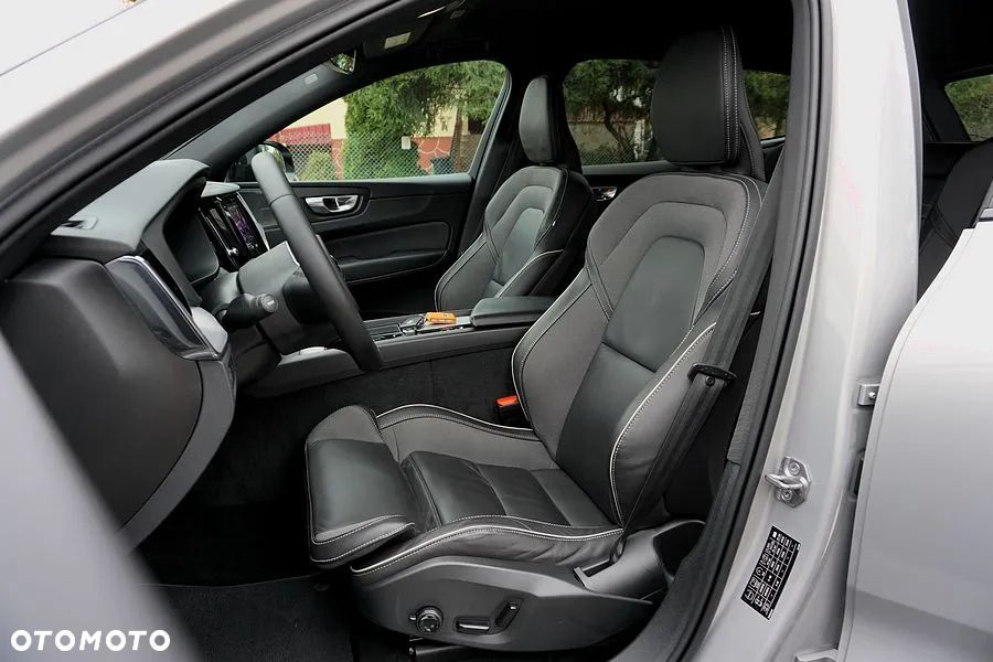 Volvo XC 60 B4 D AWD Plus Dark - 19