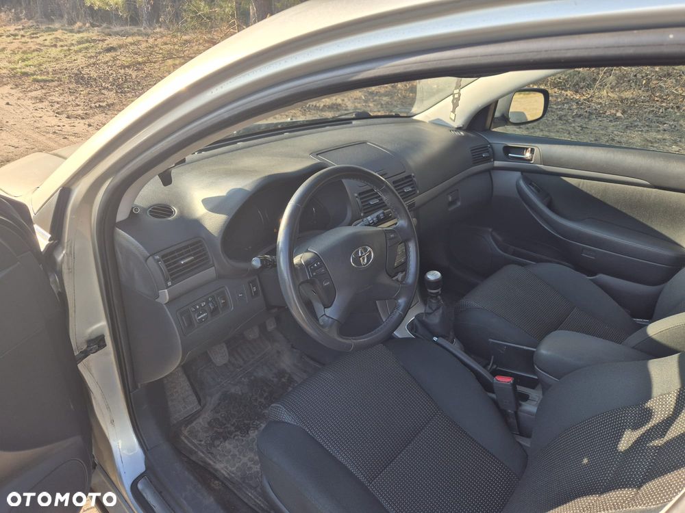 Toyota Avensis 2.0 D-4D Sol - 2