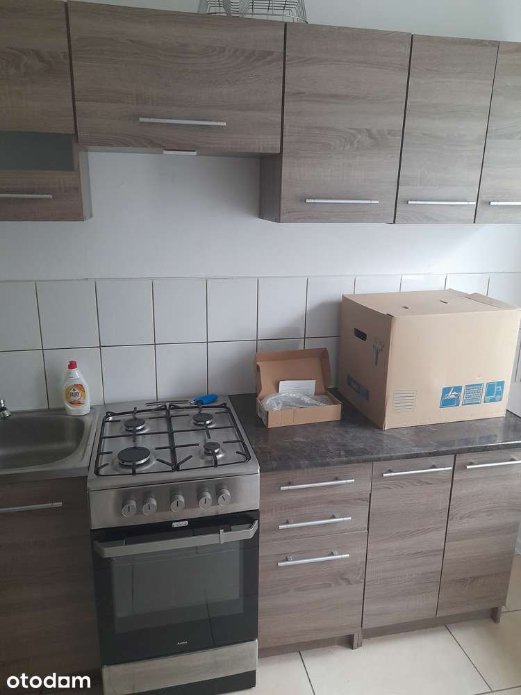 Sprzedam mieszkanie 2 pok. z oddzielną kuchnią i loggią, komórka lok.