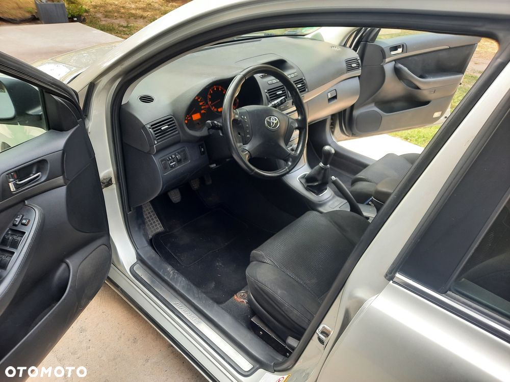 Toyota Avensis 1.8 VVT-i - 12