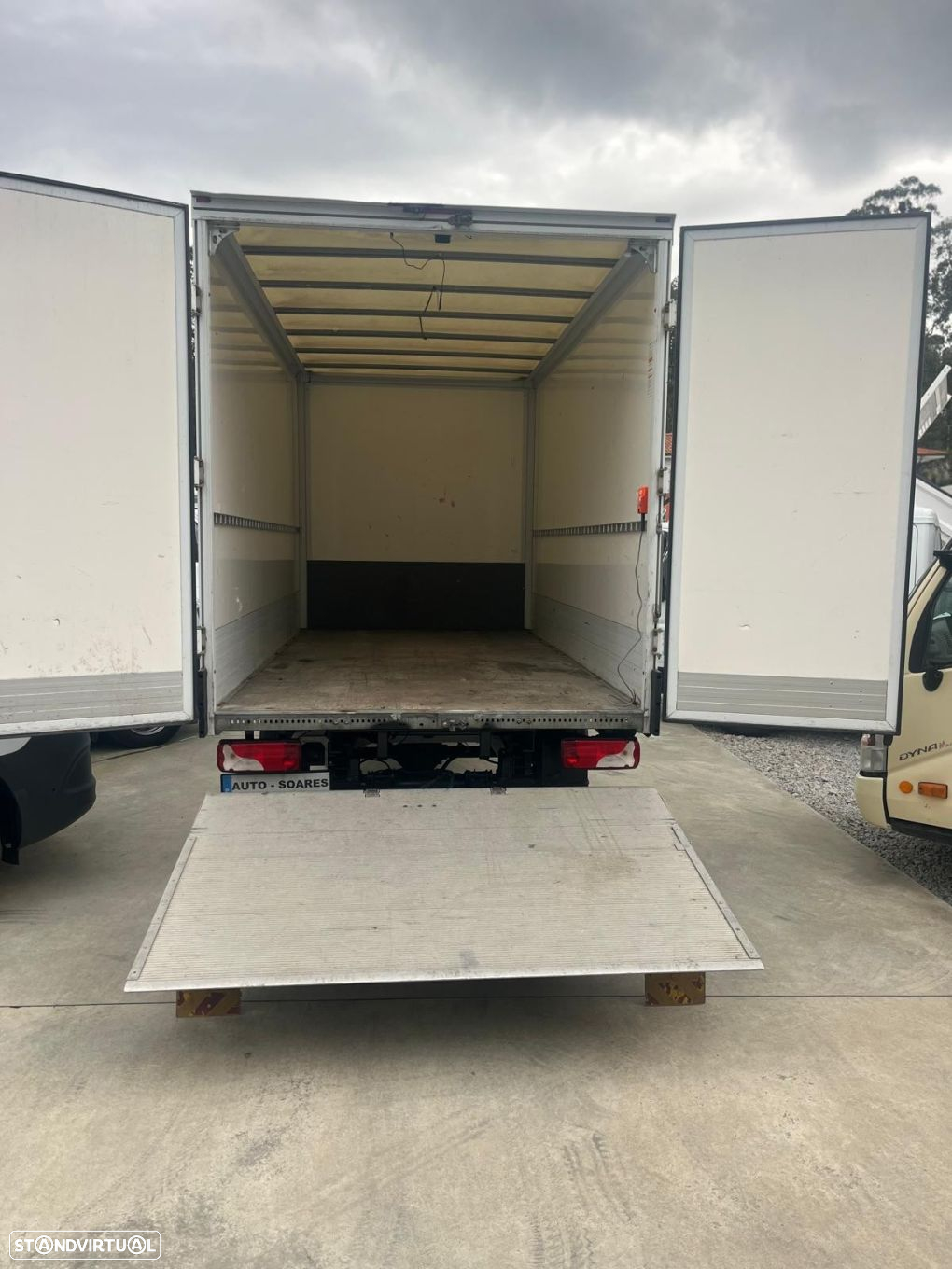 Mercedes-Benz Sprinter 316 c/ Plataforma - 16