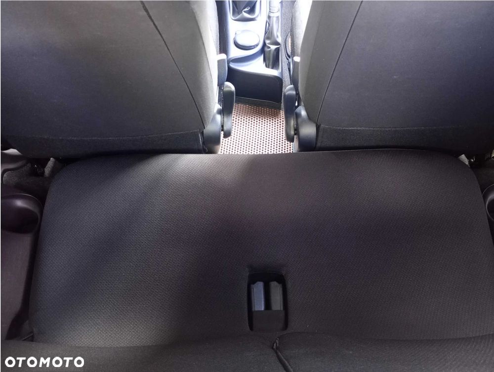 Toyota iQ - 9