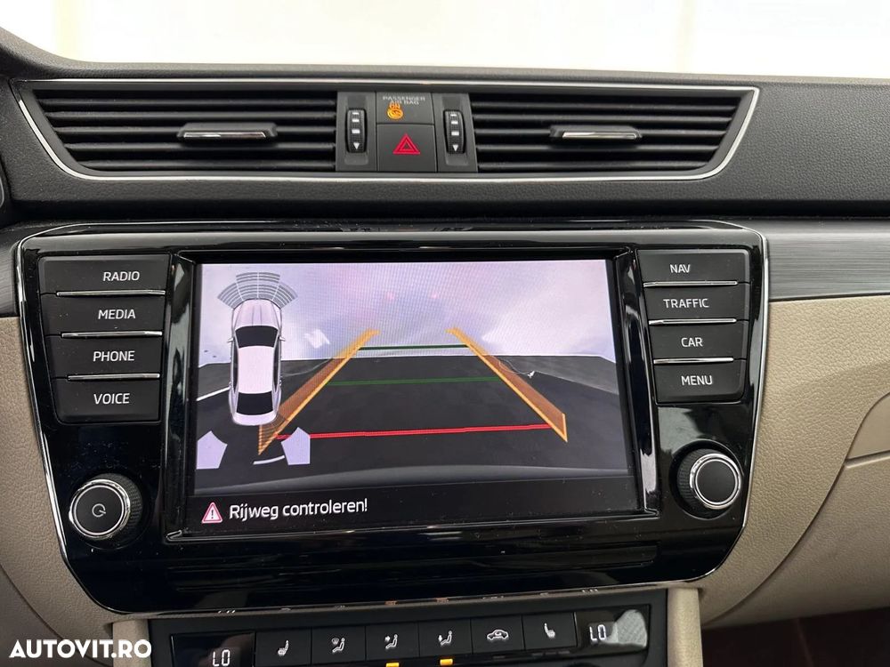 Skoda Superb 2.0 TDI Premium Edition - 27