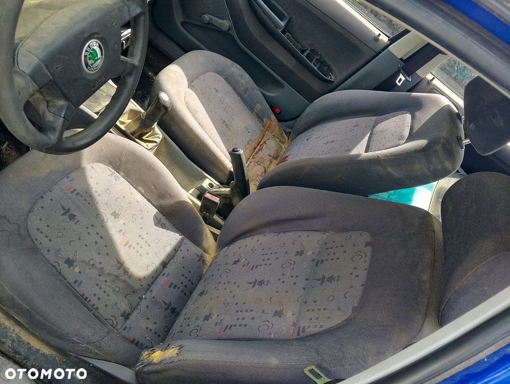 Skoda Fabia 6Y2 (99-04r.) 1.4 B 59KM. Silnik AZE pasuje do AZF Skrzynia  EMH pasuje do FCM, FNK, GCG, FJQ,FCN lakier FSK 6D 4590.Cały na części.GWARANCJA !!!  Przód Tył Zestaw Komplet Drzwi Klapa Zderzak Błotnik Maska Grill Atrapa Szyba Pas Lampa Lusterko Boczki Fotel Kanapa Kokpit Deska Rozdzielcza Przełącznik Włącznik Sterownik Przewody Wiązka Instalacja Moduł Komputer Czujnik Listwa Pompa Alternator Wtryski Głowica Rozrusznik Kompresor Sprzęgło Dwumas Silnik Skrzynia ABS Klimatyzacji Paliwa Wspomagania Kolektor Turbina Przepustnica Zawór Chłodnica Koło Hak Belka Sanki Zawieszenie Mcpherson Półoś Amortyzator Wydech Tłumik Zacisk Most - 6
