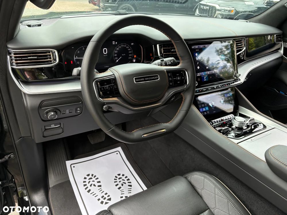 Jeep Grand Wagoneer - 17