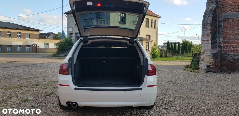BMW Seria 5 525d xDrive - 13