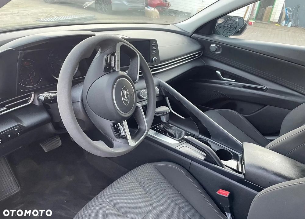 Hyundai Elantra - 8