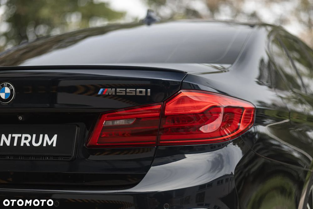 BMW Seria 5 M550i xDrive sport - 12