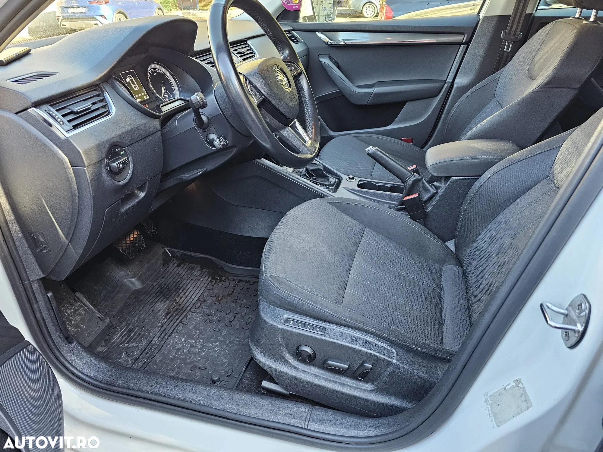 Skoda Octavia Combi Diesel 1.6 TDI DSG Style - 31