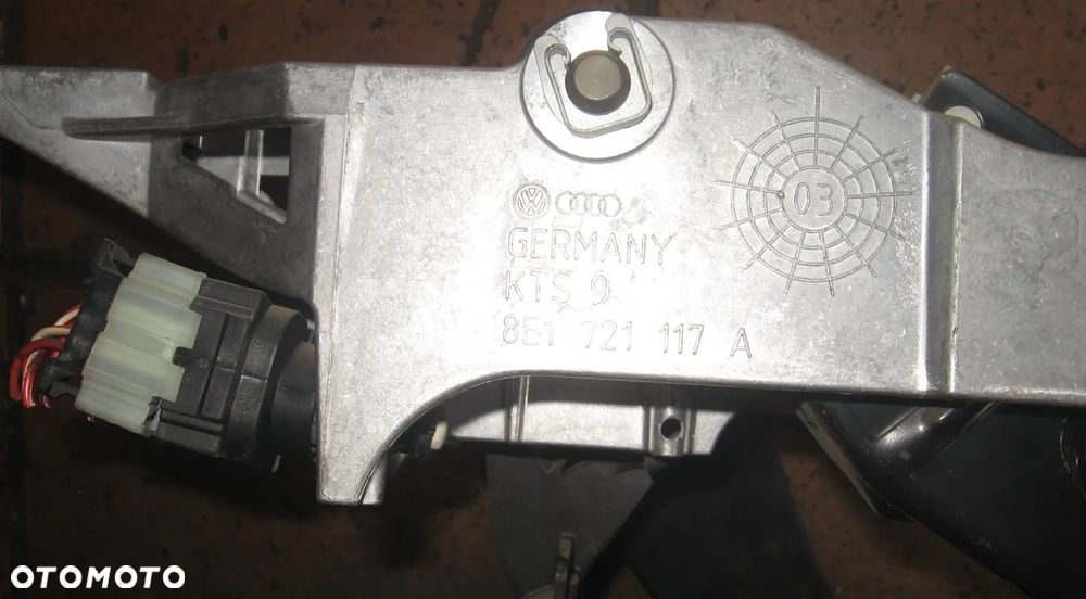 pedał sprzęgła AUDI A4 B6 B7 8E1721117A - 3