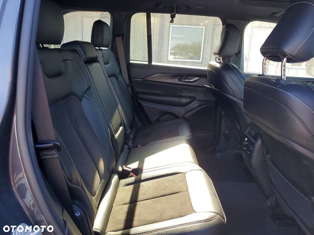 Jeep Grand Cherokee - 12