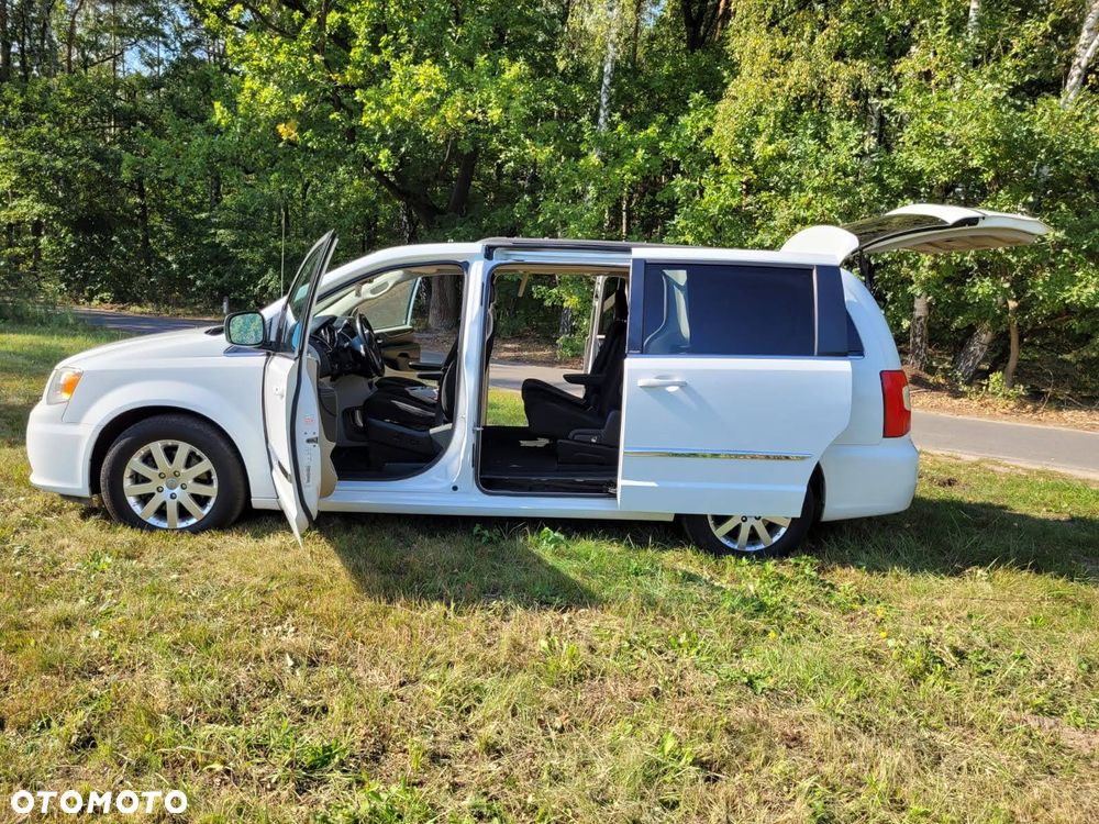 Chrysler Town & Country - 4