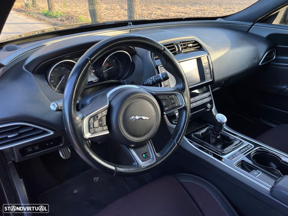 Jaguar XE 2.0 D R-Sport - 16