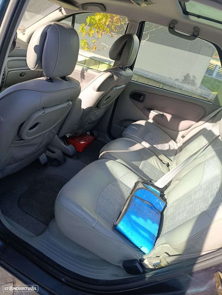 Renault Mégane Scénic - 9