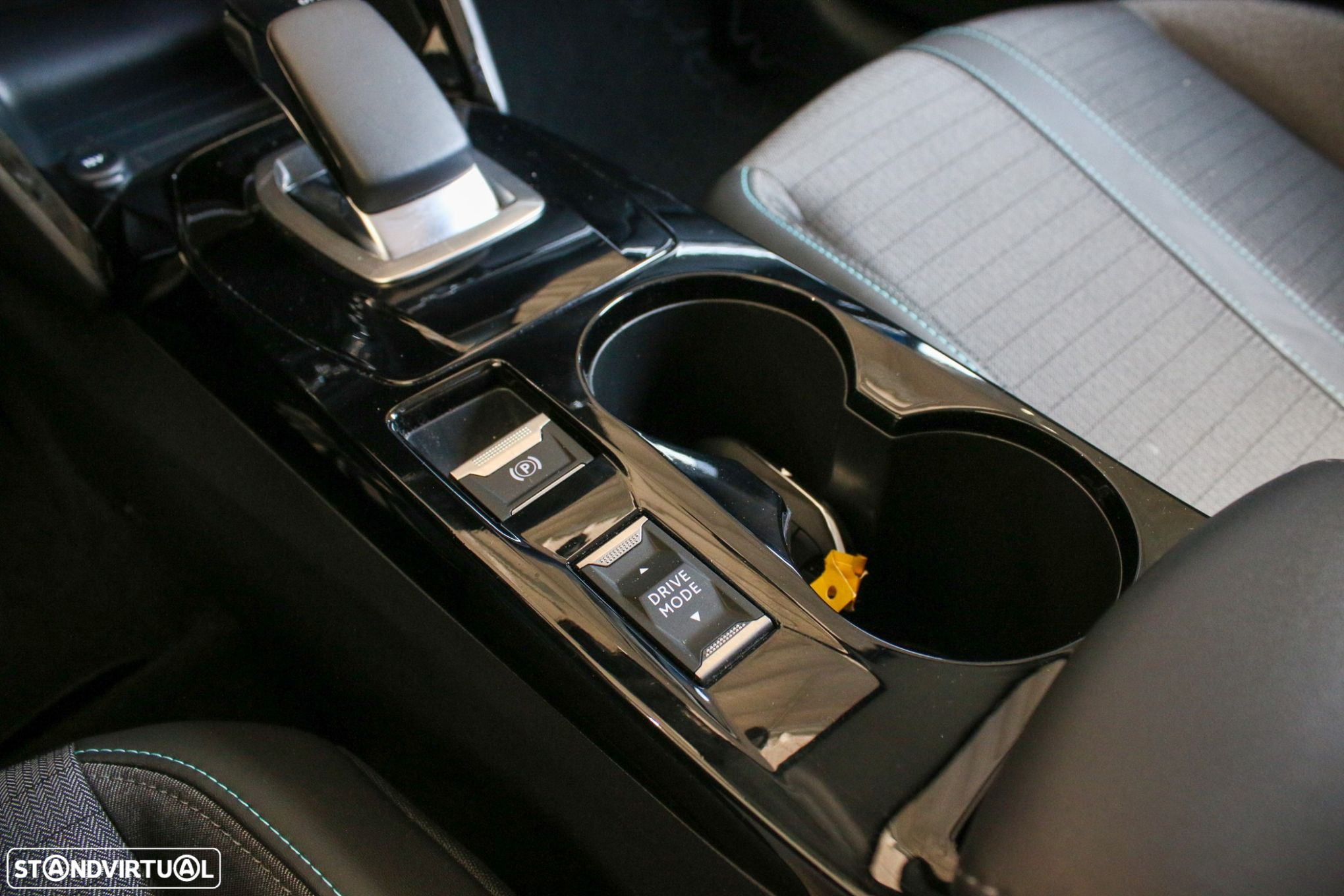 Peugeot e-208 Allure - 23