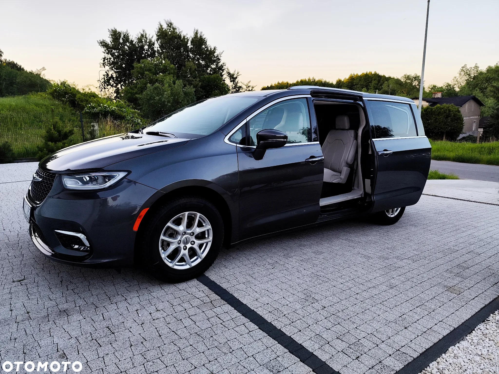 Chrysler Pacifica - 16