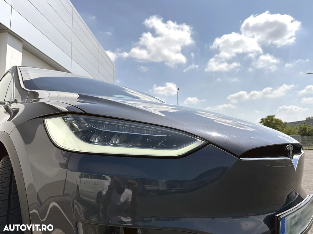 Tesla Model X - 12