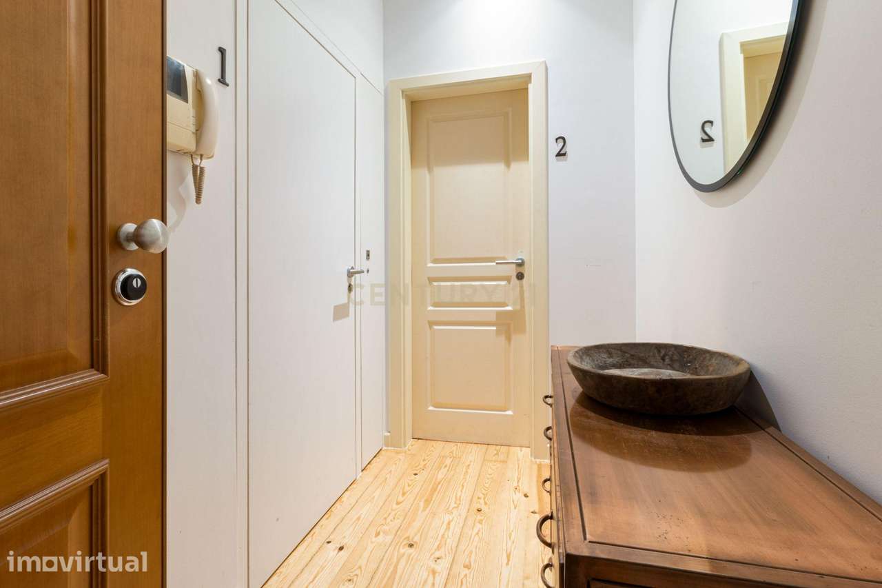 Oportunidade: Imóvel com 2 Apartamentos T1 renovados, mobilados, em ex - Grande imagem: 2/38