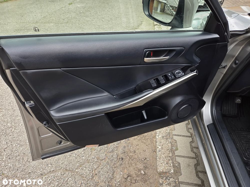 Lexus IS 300h Business Edition - 24