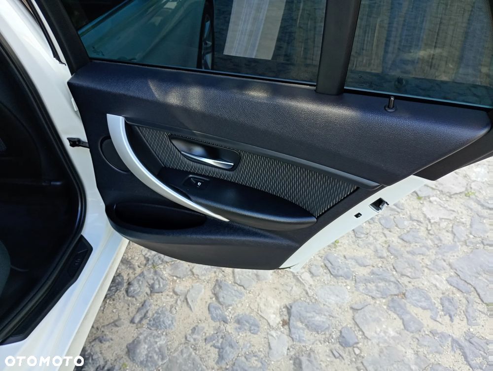 BMW Seria 3 318d DPF - 28
