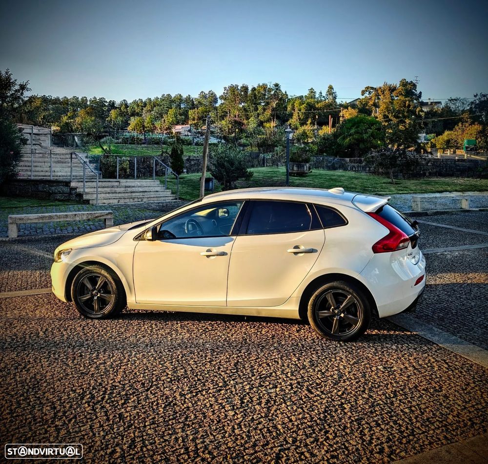 Volvo V40 D3 Momentum - 25