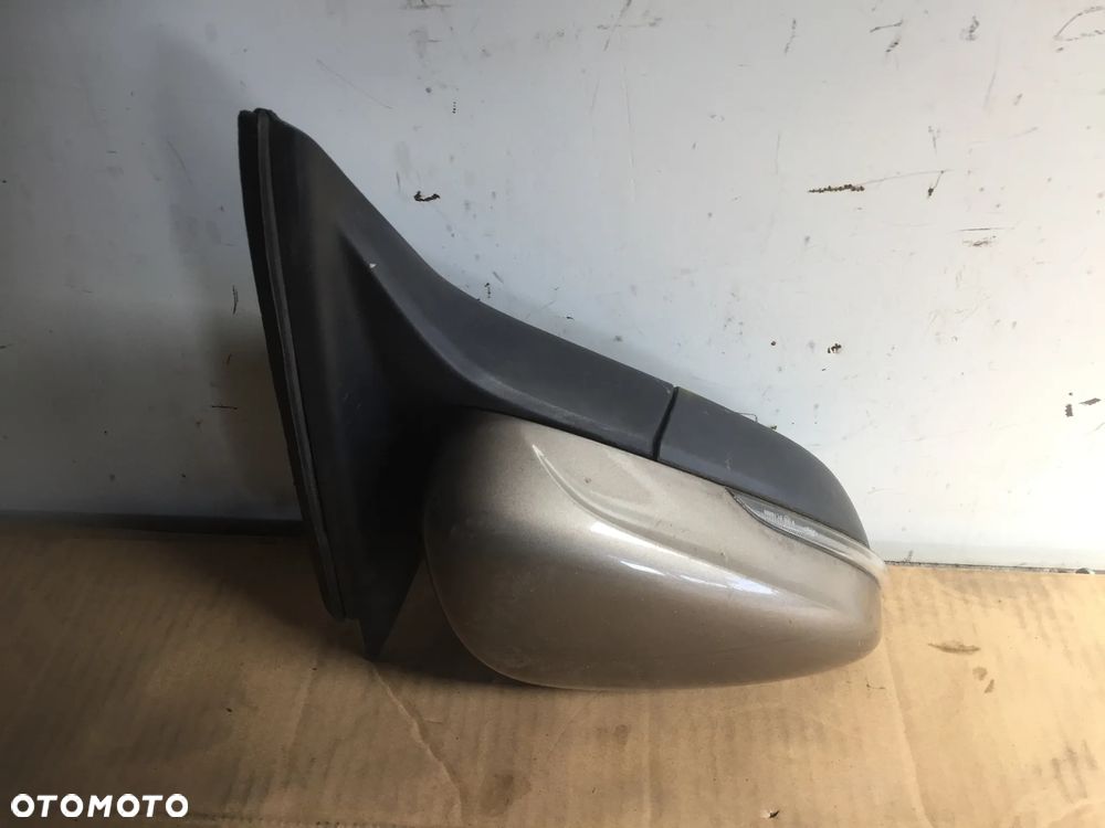 FORD FOCUS MK4 KOMBI 19R LUSTERKO PRAWE 8 PIN