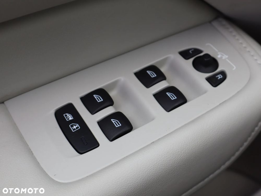 Volvo XC 60 B5 B AWD Plus Dark - 22