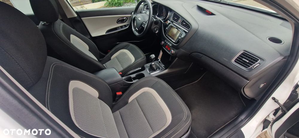 Kia Ceed 1.6 GDI Dream Team Edition - 32