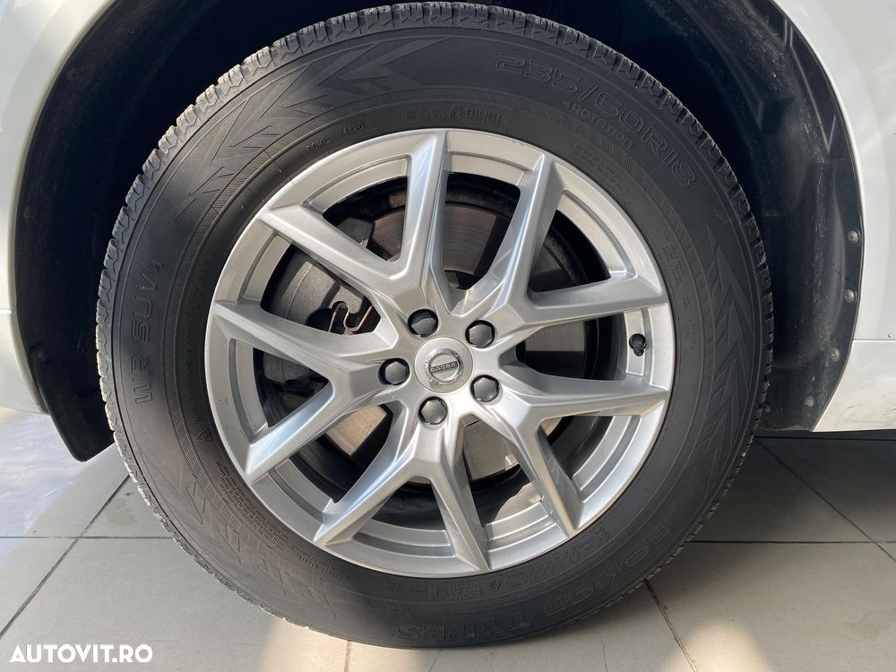 Volvo XC 60 B4 MHEV AT8 AWD Momentum Pro - 11