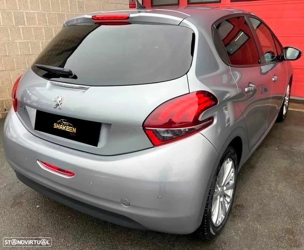 Peugeot 208 1.2 PureTech Signature - 4