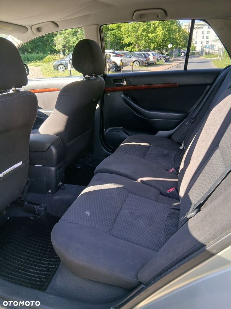 Toyota Avensis 2.0 D-4D Terra - 8