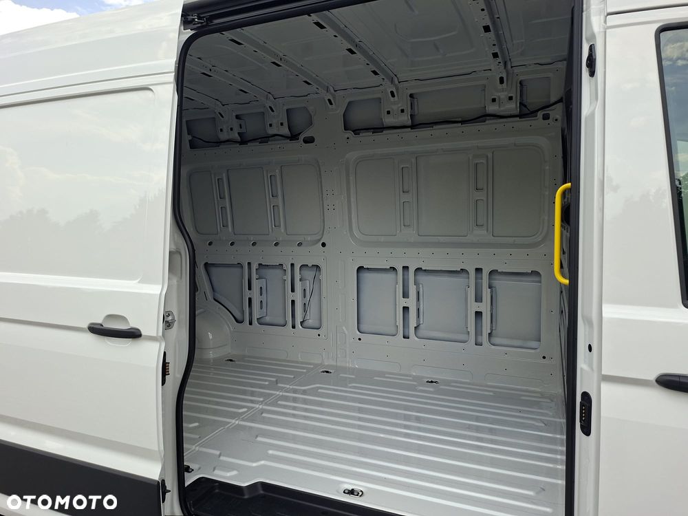 Volkswagen Crafter 35 Furgon z wysokim dachem silnik: 2,0 l EU6 177 KM / skrzynia biegów: manualna 6-biegowa rozstaw osi: 4490 mm - 10