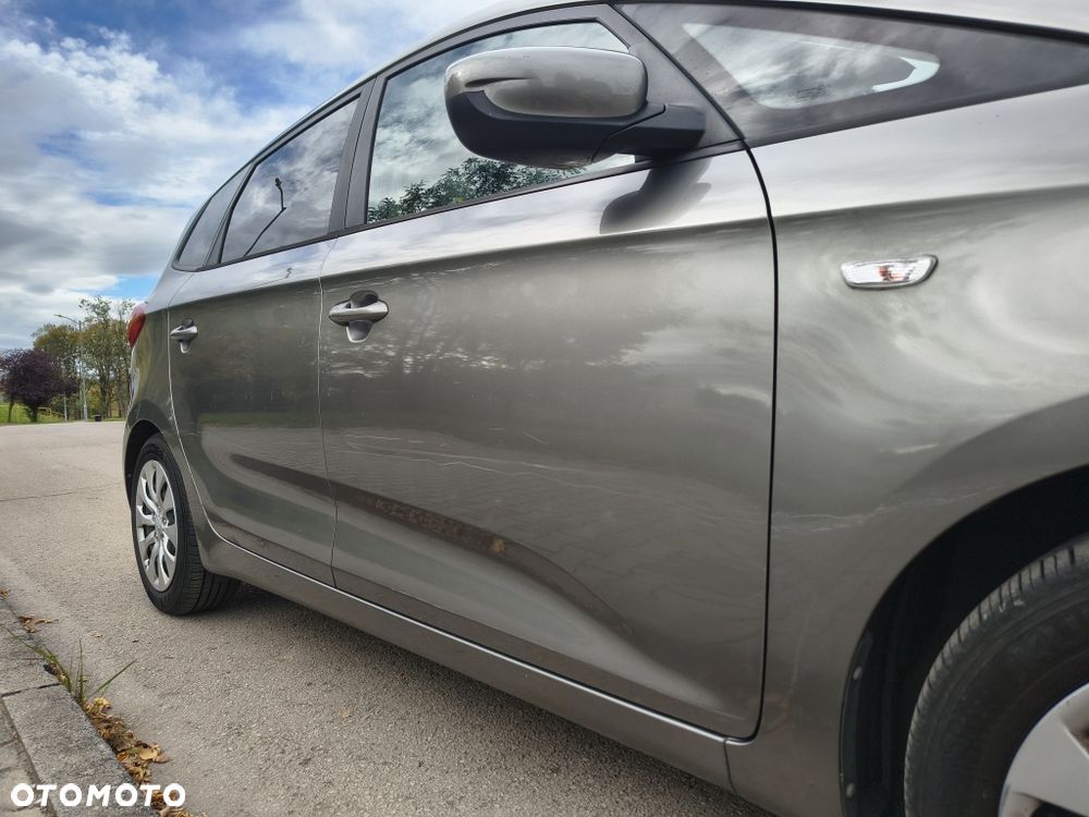 Kia Carens - 14