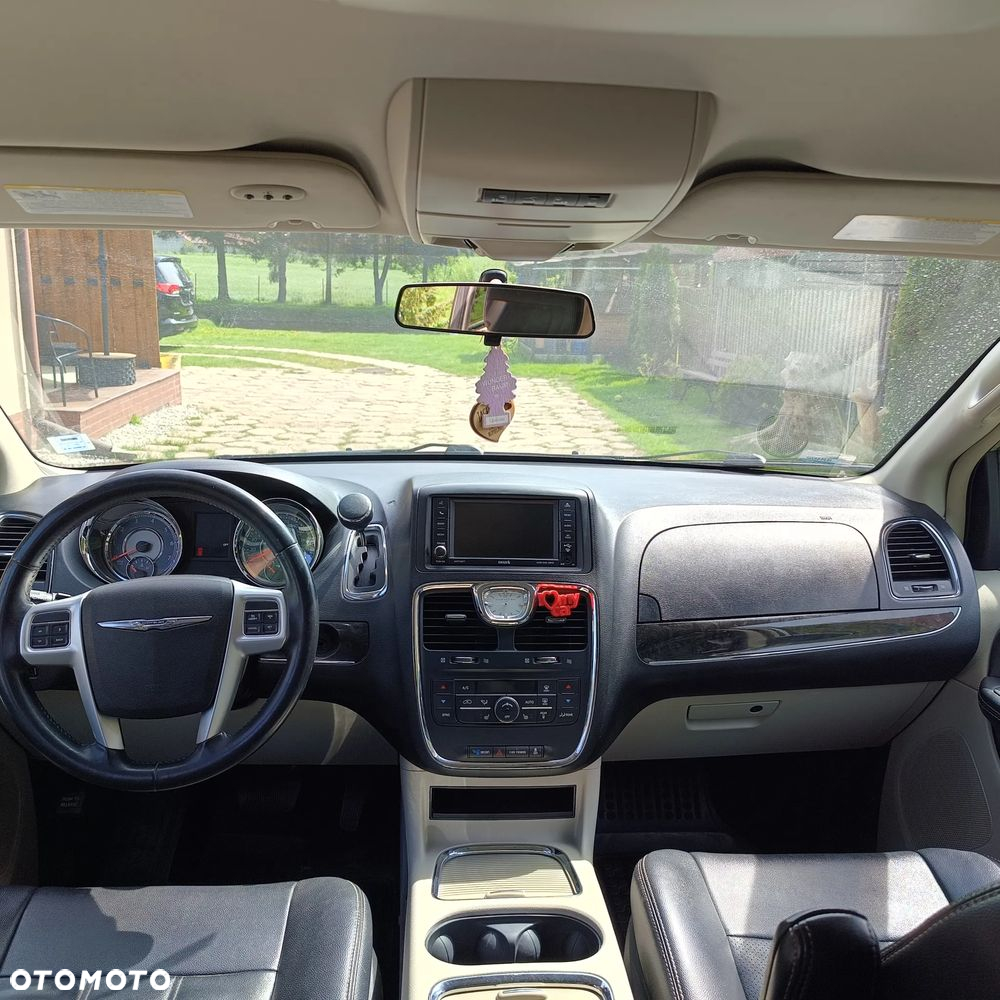 Chrysler Town & Country - 20
