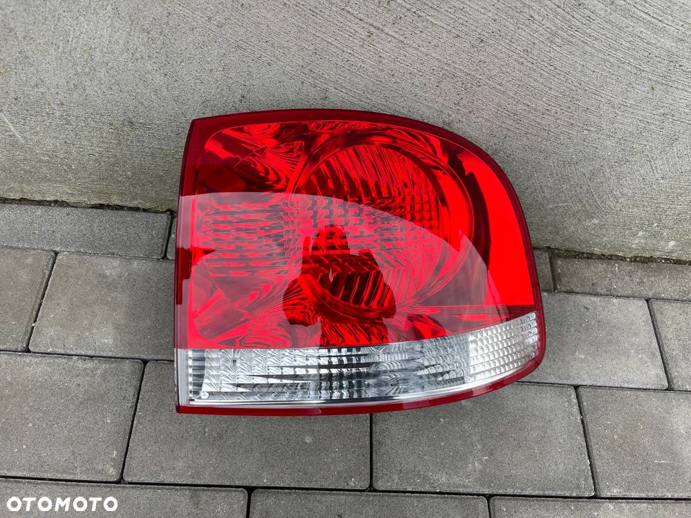 LAMPA TYLNA PRAWA VW TOUAREG I  2003-2007 - NOWA - 1