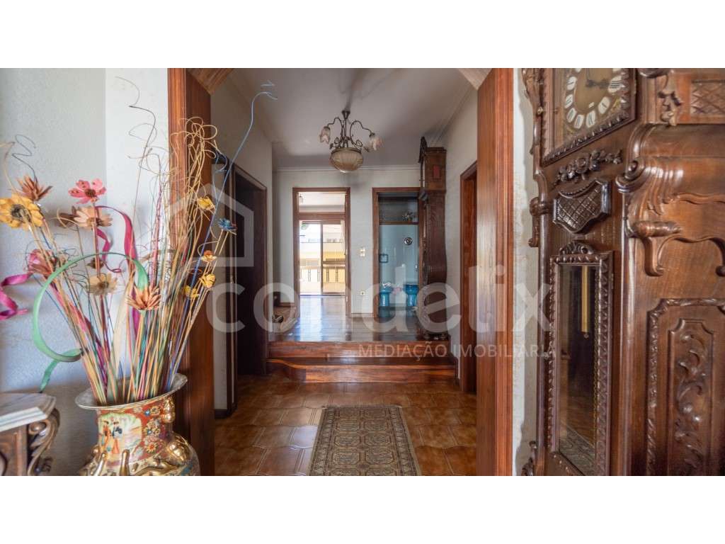 Moradia T6 com Potencial Único: 3 Espaços Distintos num Só Investim... - Grande imagem: 4/51