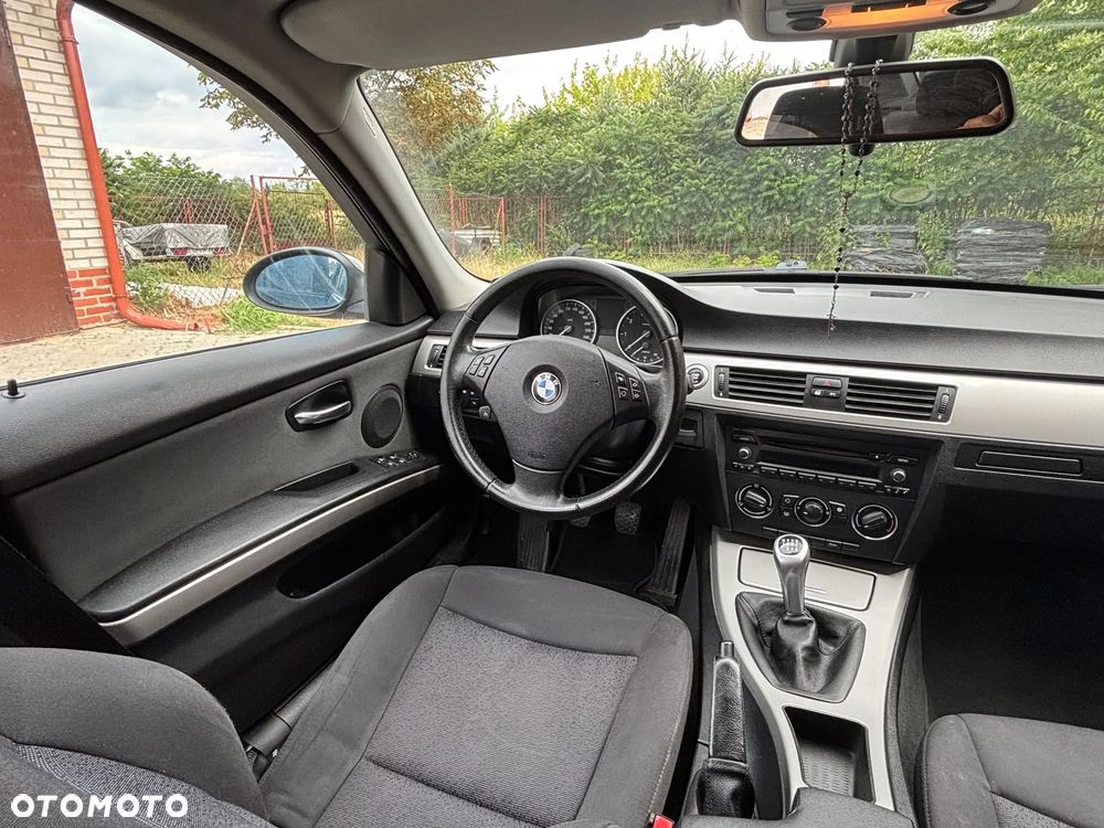 BMW Seria 3 318i - 23