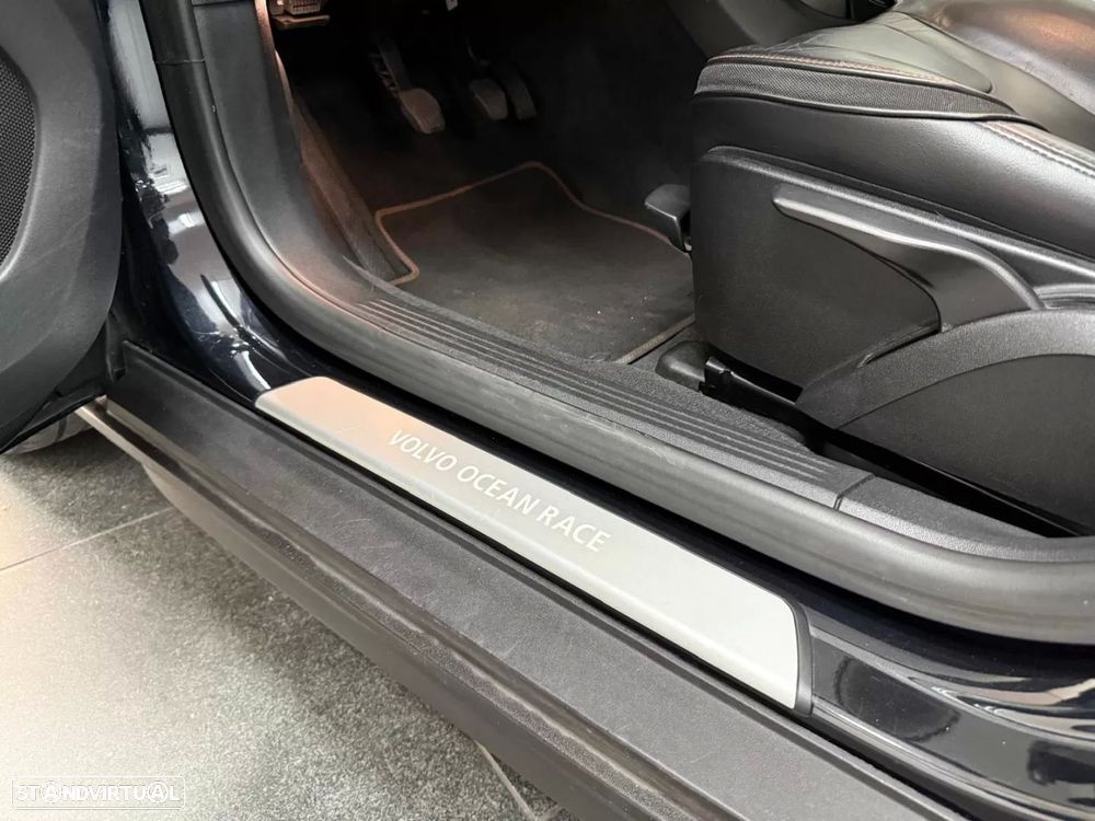 Volvo V40 Cross Country - 17