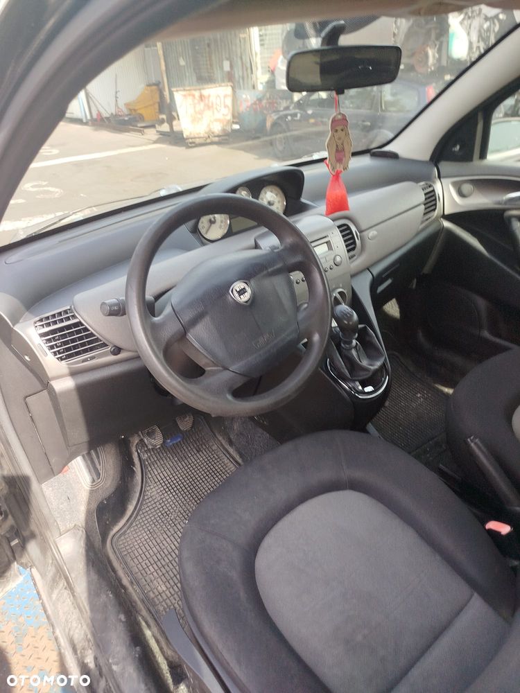 Lancia Ypsilon na części. - 4