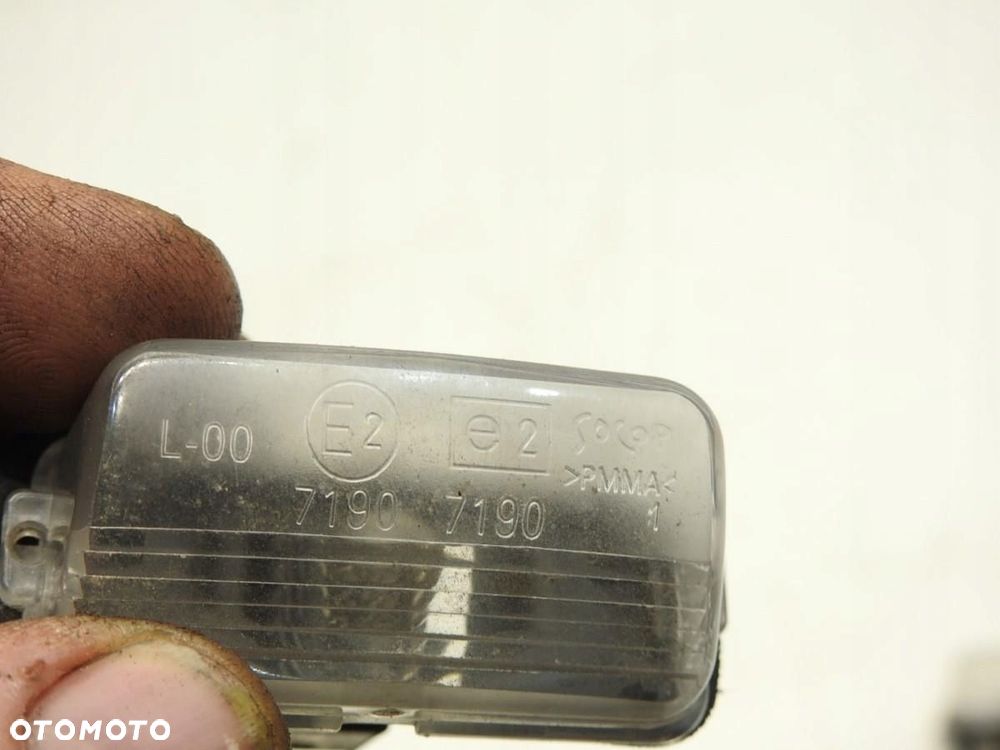 LAMPKA TABLICY REJESTRACYJNEJ PEUGEOT 5008 I 71907190 - 7